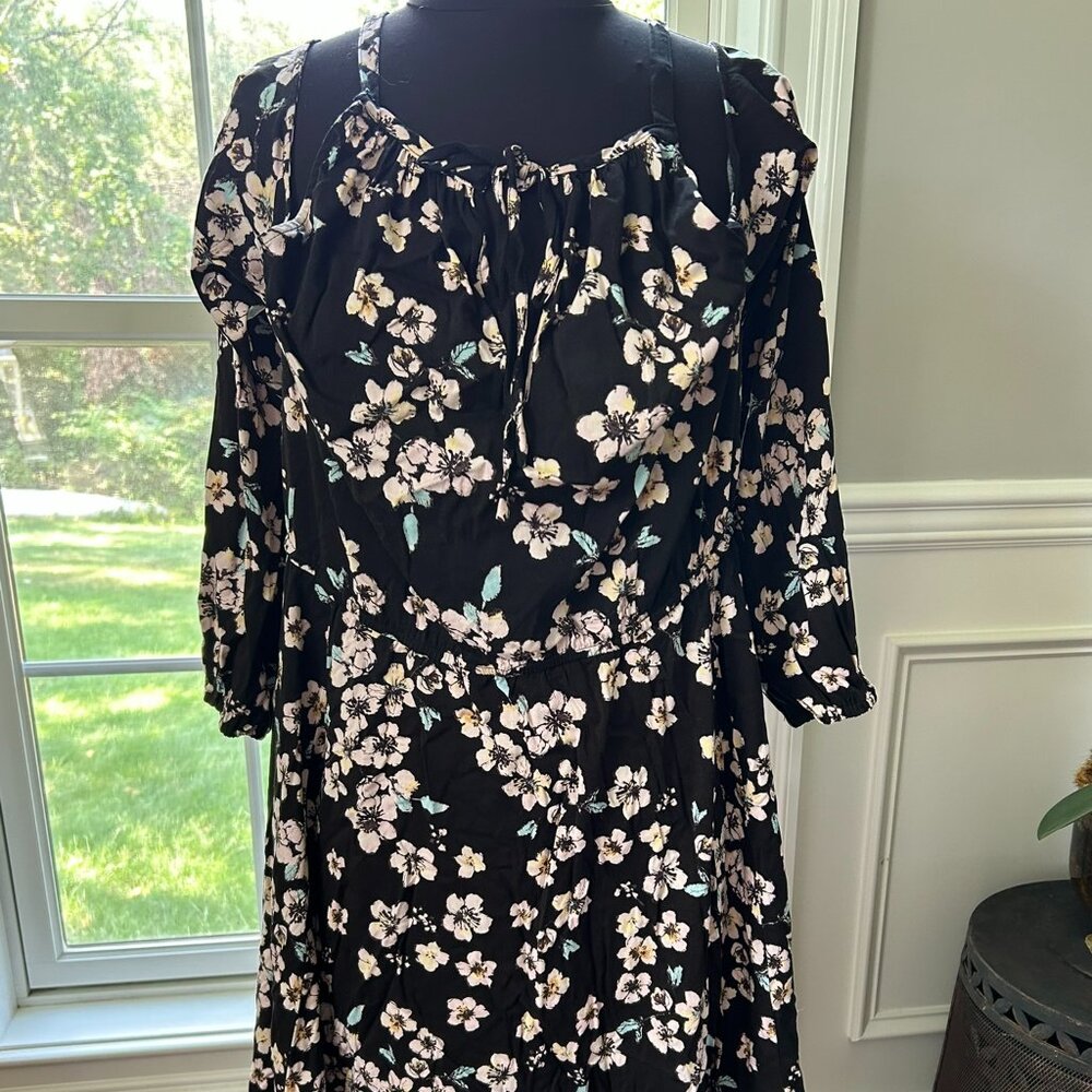 Torrid Black Floral w/Shoulder cut-out w/Sleeves ~ Women's Size 2X